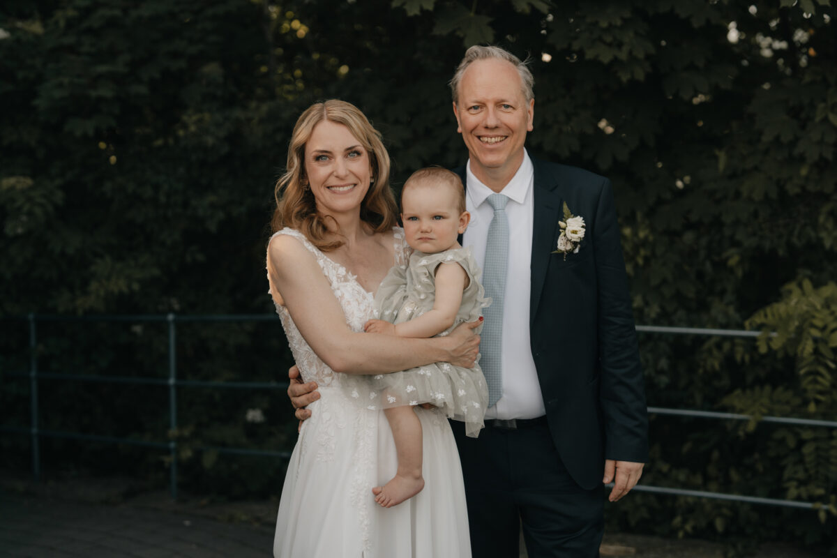 Hochzeitspaar mit Kind am Rolandsbogen