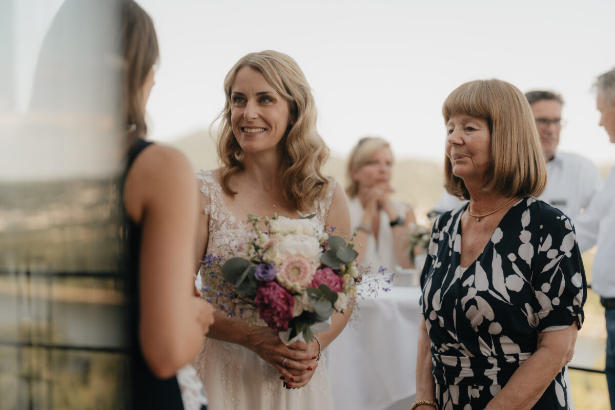Braurbegrüßt Gäste am Rolandsbogen