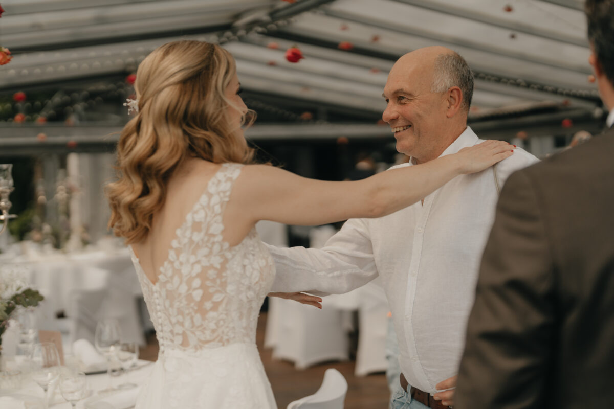 Nina begrüßt Gast im Restaurant Rolandsbogen