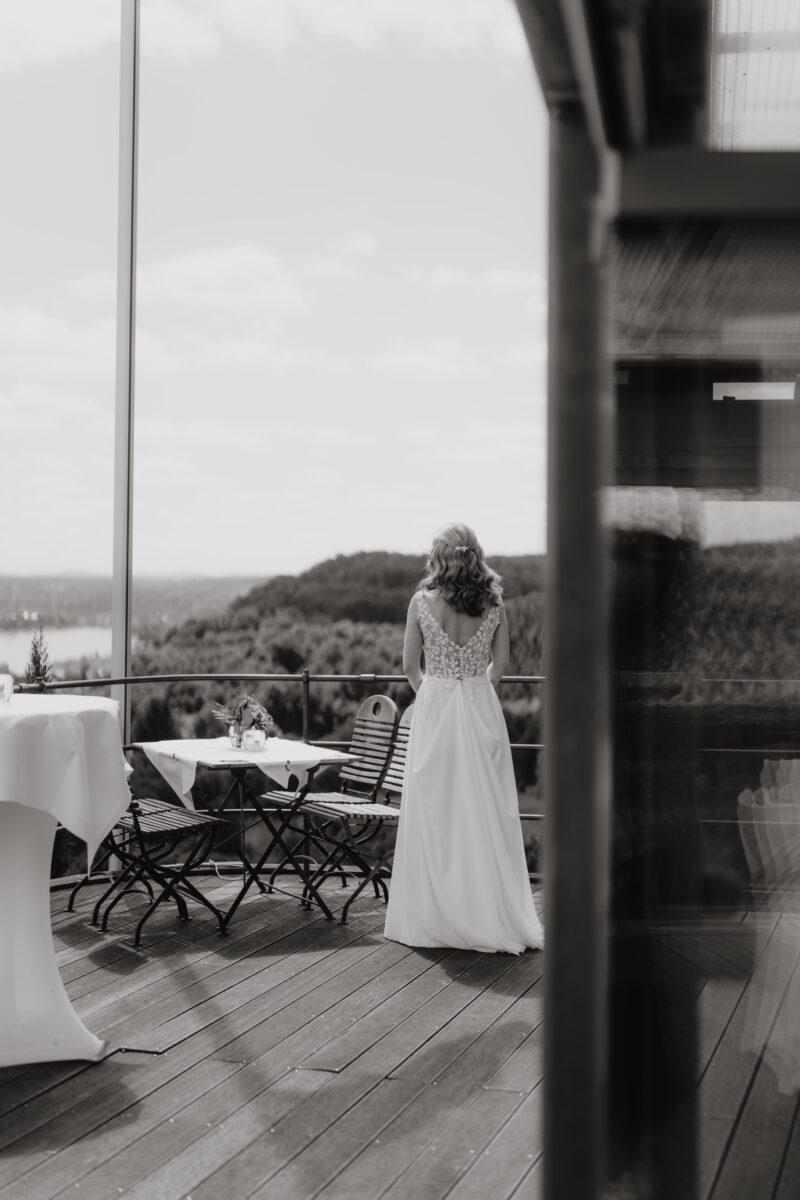 Braut wartet am Restaurant Rolandsbogen mit Blick auf das Rheintal