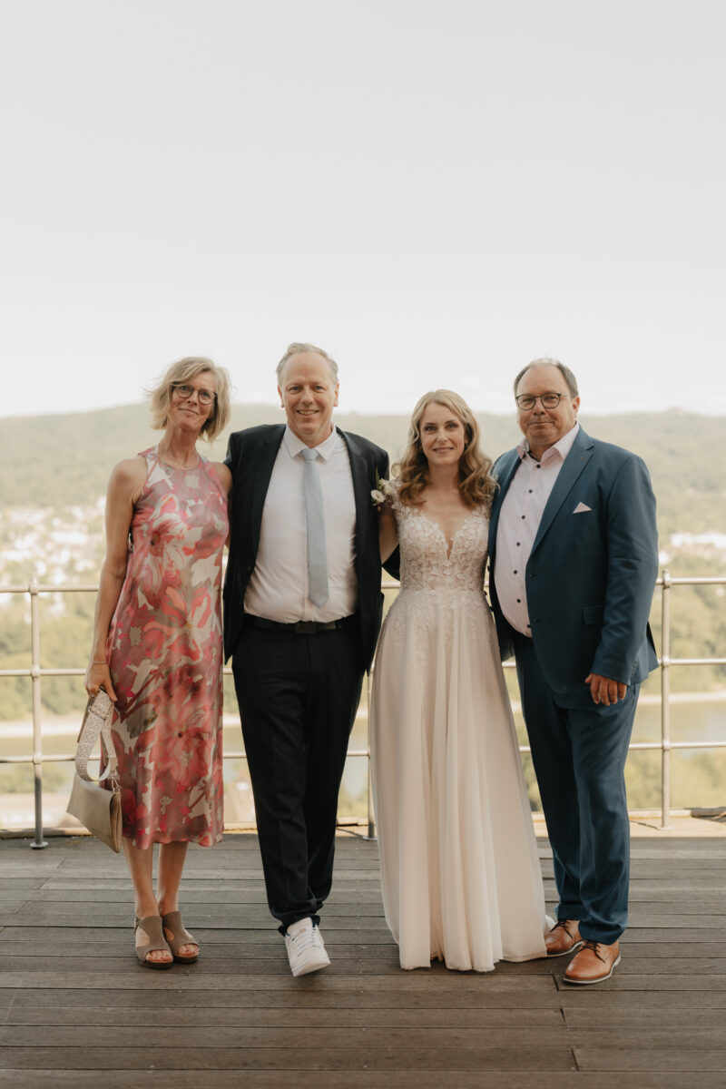 Tante Bräutigam Braut Onkel vor dem Restaurant Rolandsbogen