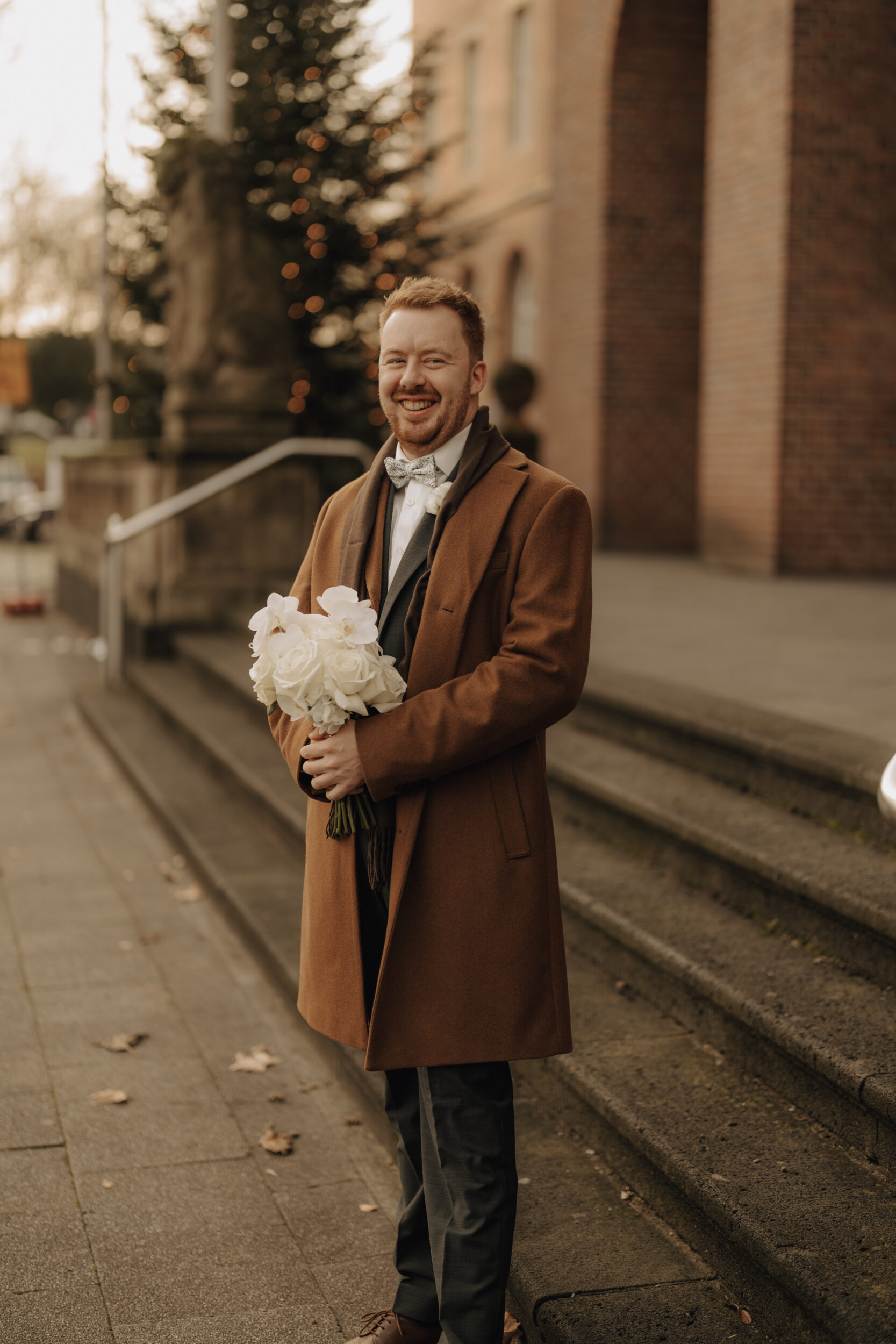 Heiraten im Rathaus Herne: Herzensmomente für die Ewigkeit Close-Up von Christopher der lächelnd auf Khatuna wartet