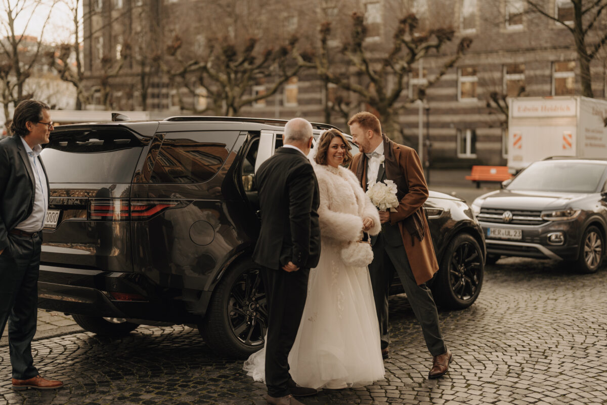 Heiraten im Rathaus Herne: Herzensmomente für die Ewigkeit Braut steht vor dem Auto