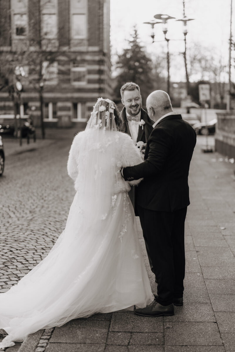 Heiraten im Rathaus Herne: Herzensmomente für die Ewigkeit Braut wird von ihrem Vater übergeben