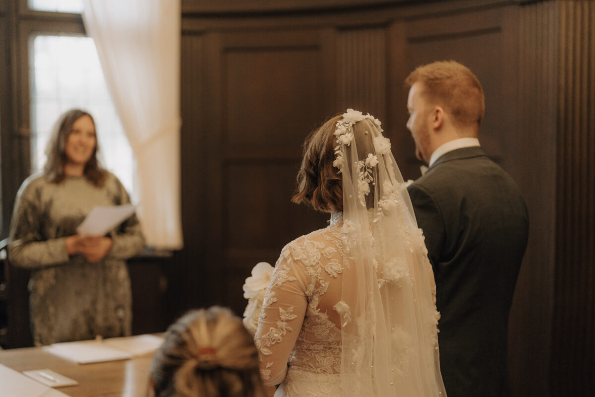 Heiraten im Rathaus Herne: Herzensmomente für die Ewigkeit Brautpaar von hinten