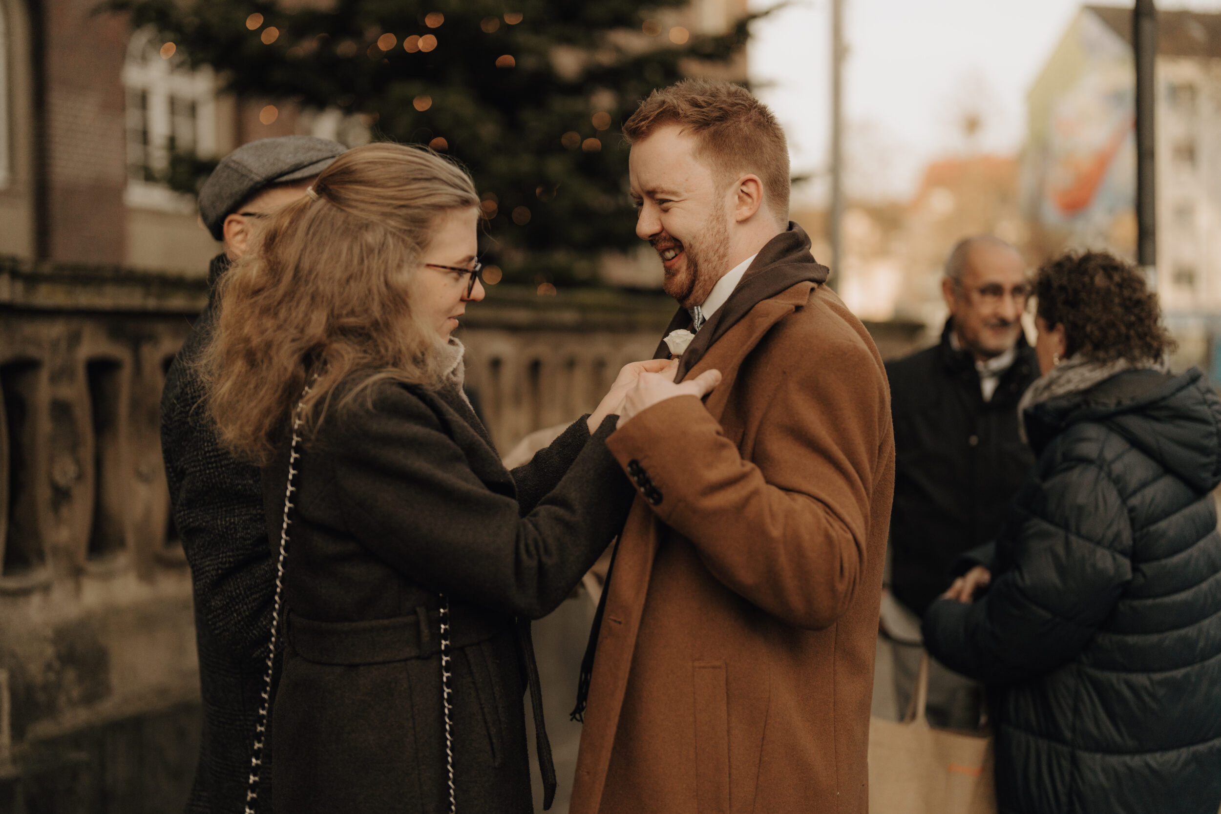 Heiraten im Rathaus Herne: Herzensmomente für die Ewigkeit Dem Bräutigam wird die Boutonniere angesteckt