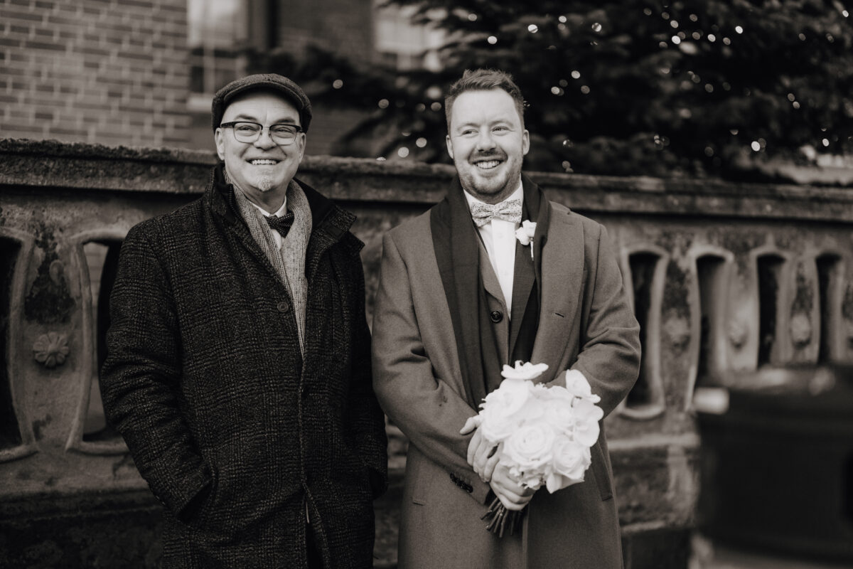 Heiraten im Rathaus Herne: Herzensmomente für die Ewigkeit Bräutigam und sein Trauzeuge warten auf die Braut