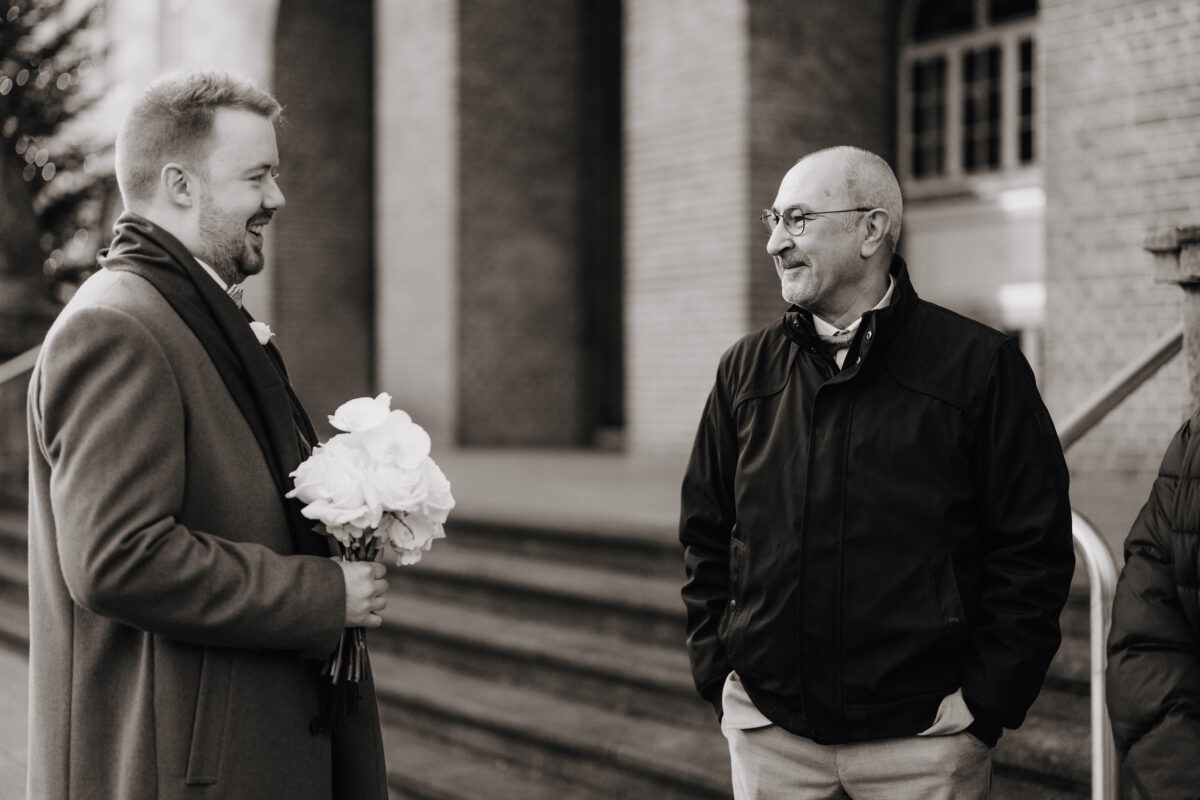 Heiraten im Rathaus Herne: Herzensmomente für die Ewigkeit Bräutigam und Gäste