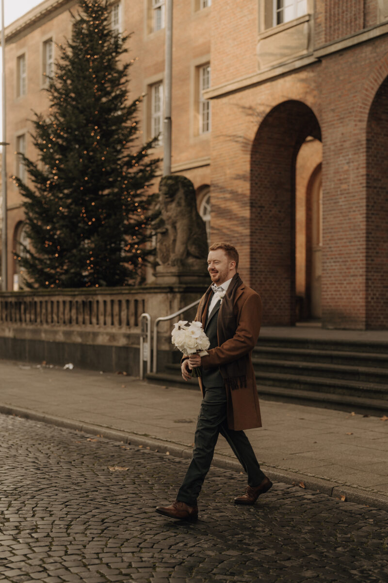 Heiraten im Rathaus Herne: Herzensmomente für die Ewigkeit Bräutigam läuft zum Auto