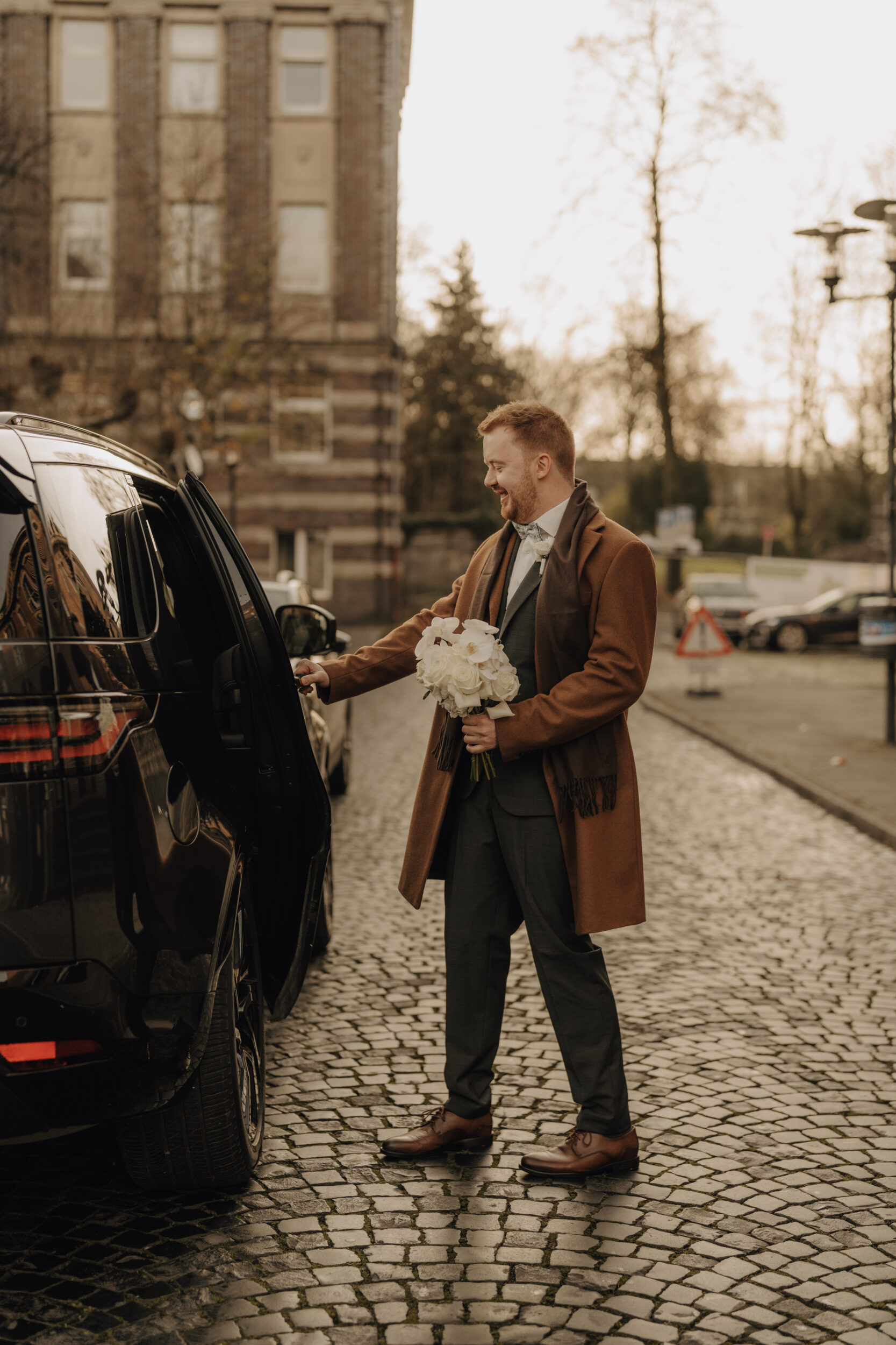 Heiraten im Rathaus Herne: Herzensmomente für die Ewigkeit Bräutigam öffnet Autotür