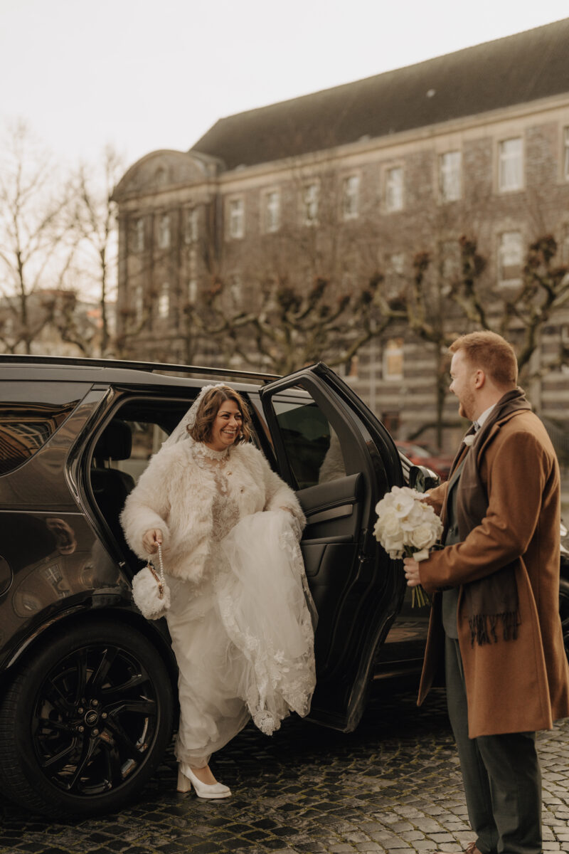 Heiraten im Rathaus Herne: Herzensmomente für die Ewigkeit Die Braut steigt freudestrahlend aus dem schwarzen Auto