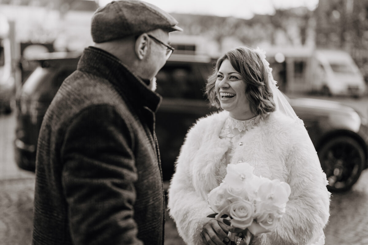 Heiraten im Rathaus Herne: Herzensmomente für die Ewigkeit Braut und Trauzeuge des Zukünftigen