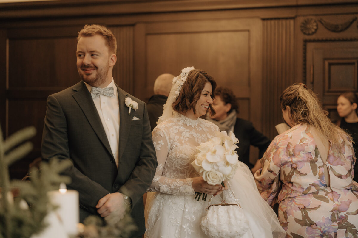 Heiraten im Rathaus Herne: Herzensmomente für die Ewigkeit Brautpaar im Standesamt Herne