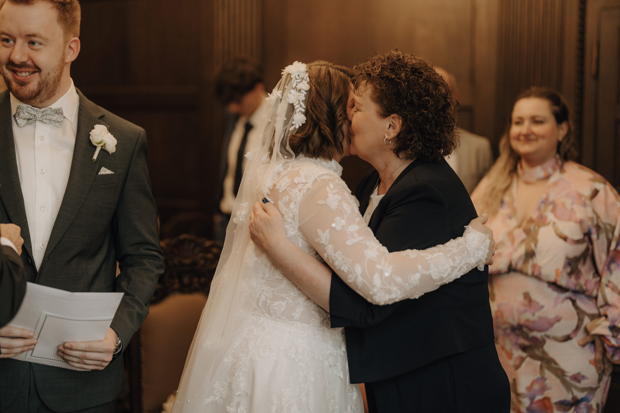 Heiraten im Rathaus Herne: Herzensmomente für die Ewigkeit Umarmungen