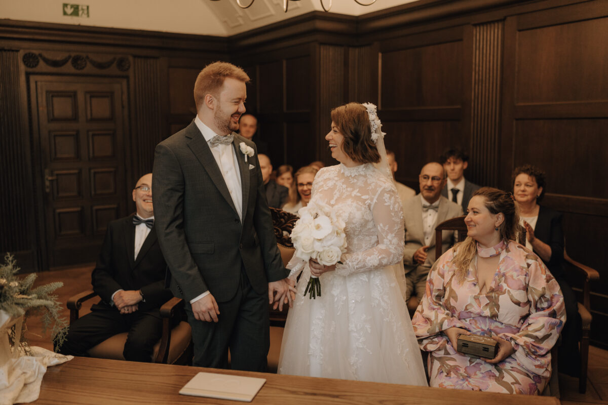 Heiraten im Rathaus Herne: Herzensmomente für die Ewigkeit Brautpaar steht auf für die standesamtliche Trauung