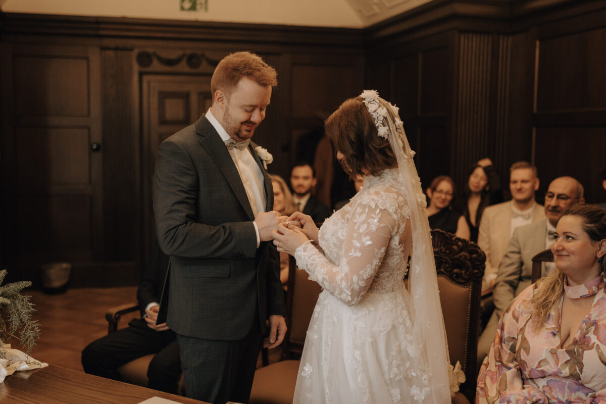 Heiraten im Rathaus Herne: Herzensmomente für die Ewigkeit Anstecken der Ringe
