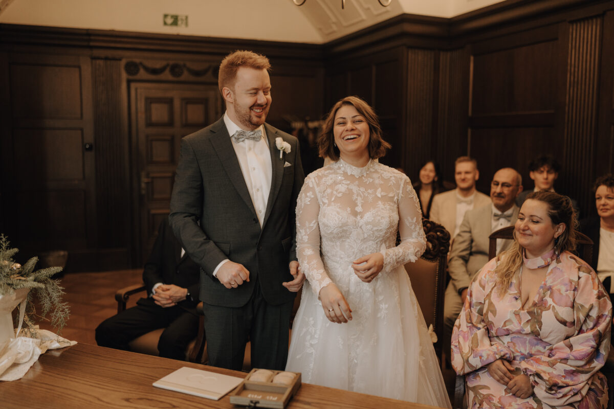 Heiraten im Rathaus Herne: Herzensmomente für die Ewigkeit Momentaufnahme von lachender Khatuna