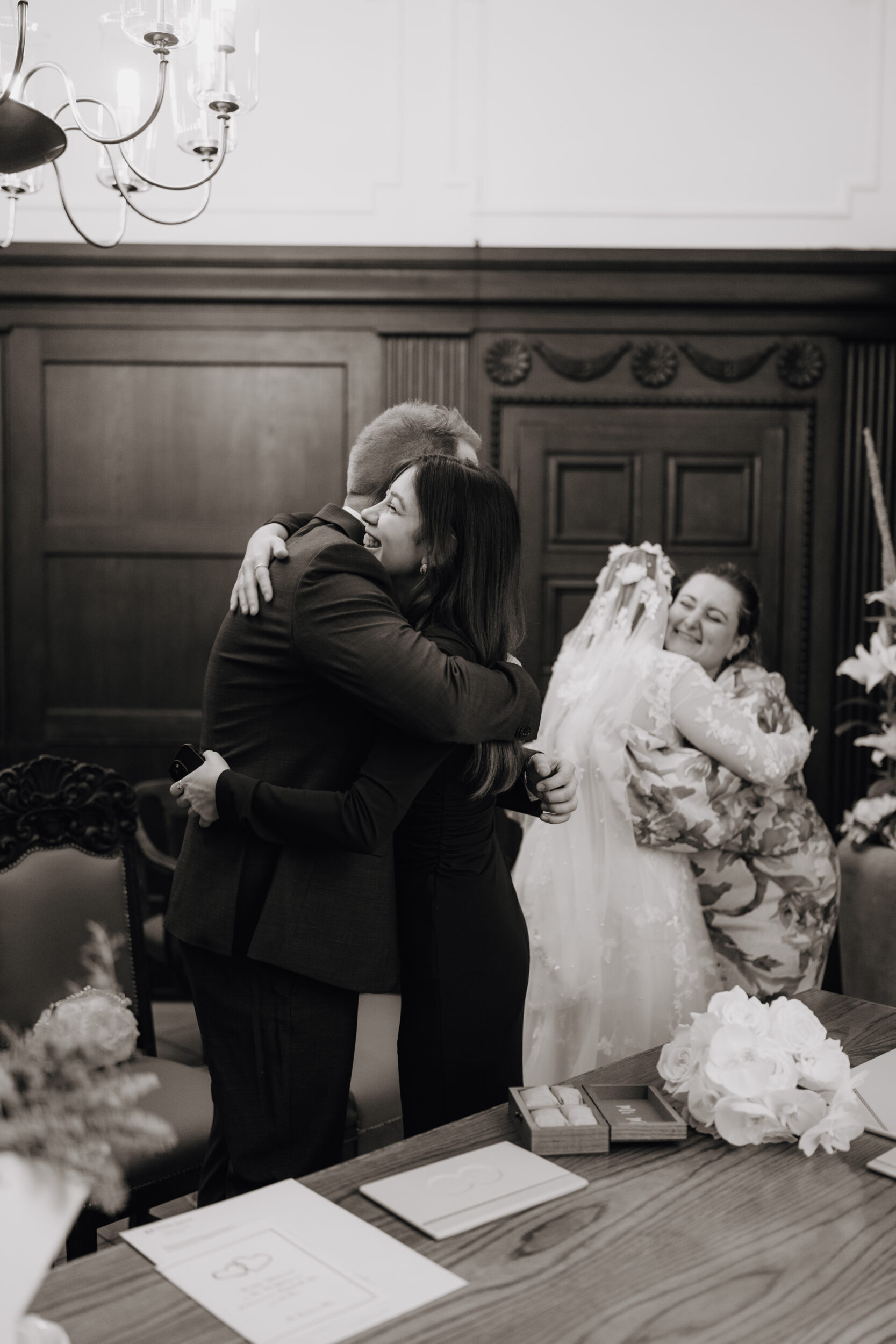 Heiraten im Rathaus Herne: Herzensmomente für die Ewigkeit Brautpaar umarmt Gäste