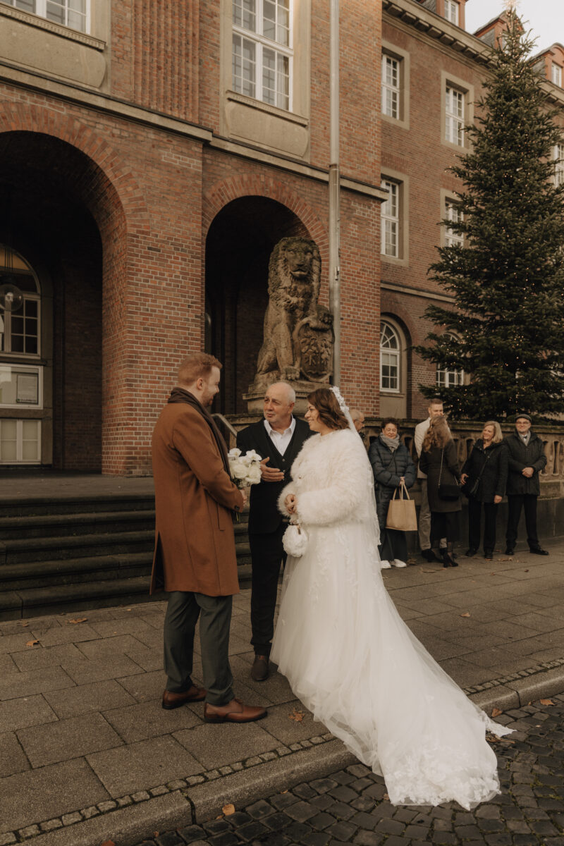 Heiraten im Rathaus Herne: Herzensmomente für die Ewigkeit Braut wird von ihrem Vater übergeben
