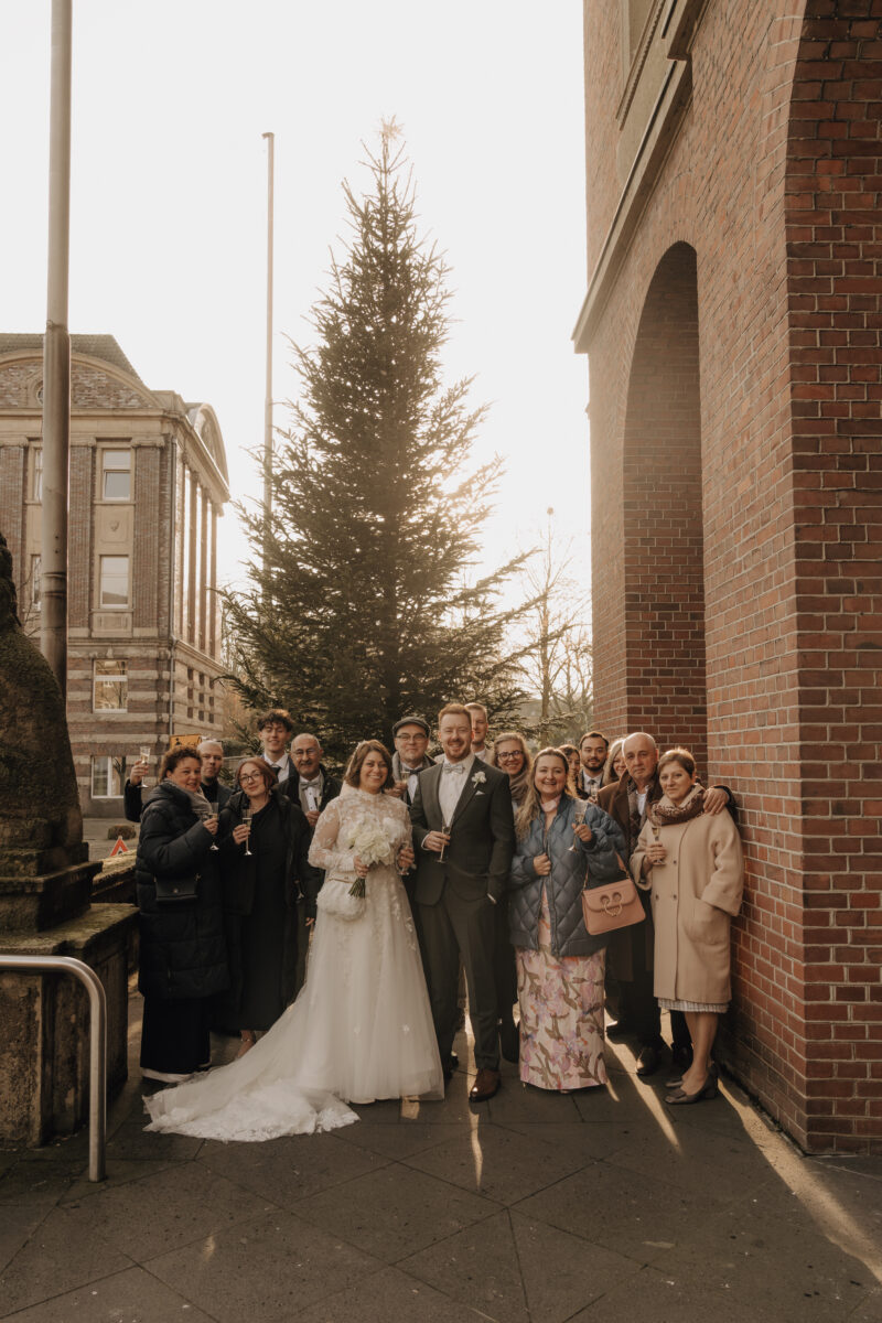Hochzeitsportfolio, Gruppenfoto mit dem Hochzeitspaar und den gesamten Gästen