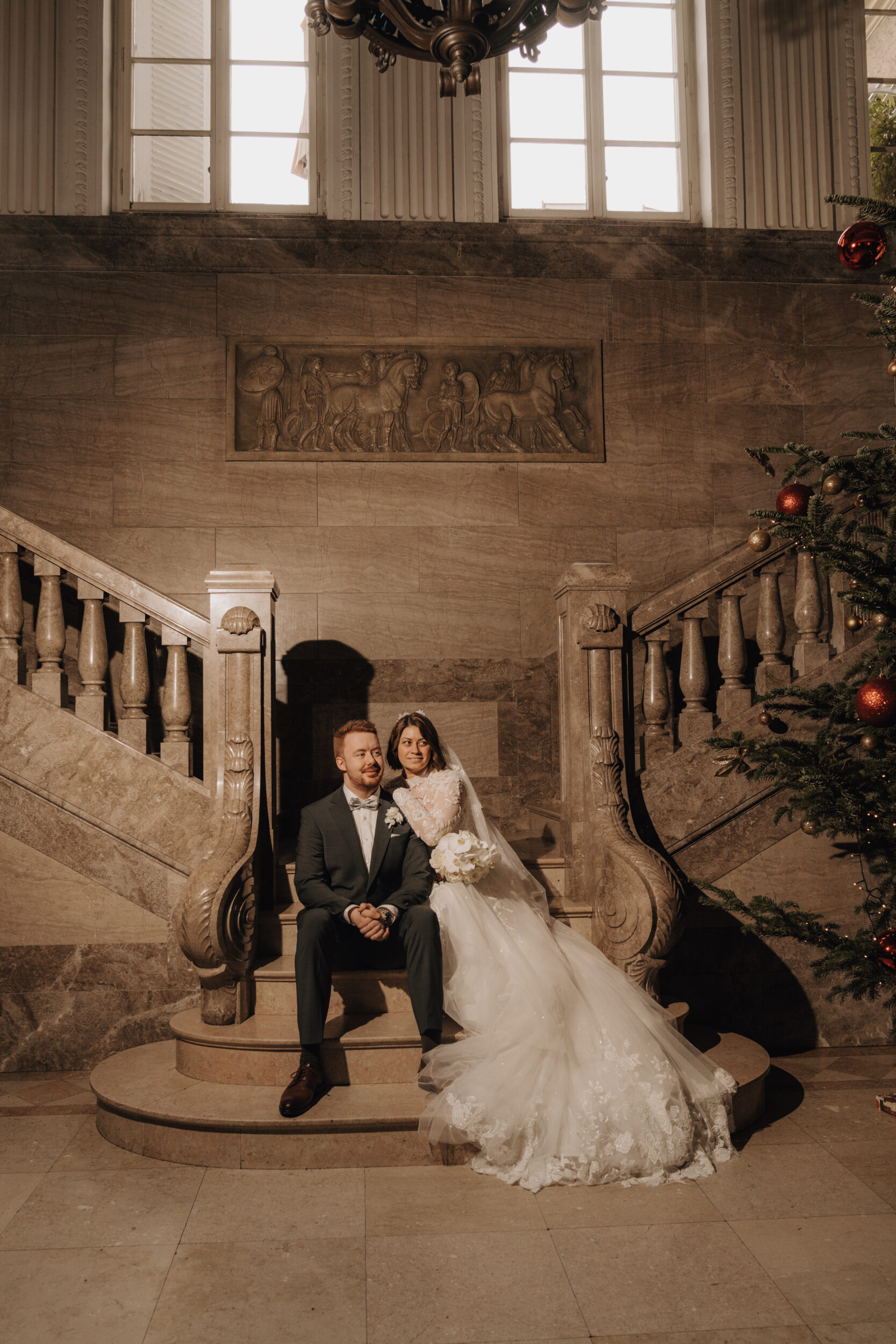 Heiraten im Rathaus Herne: Herzensmomente für die Ewigkeit Hochzeitspaar auf den Treppen Schloss Garath