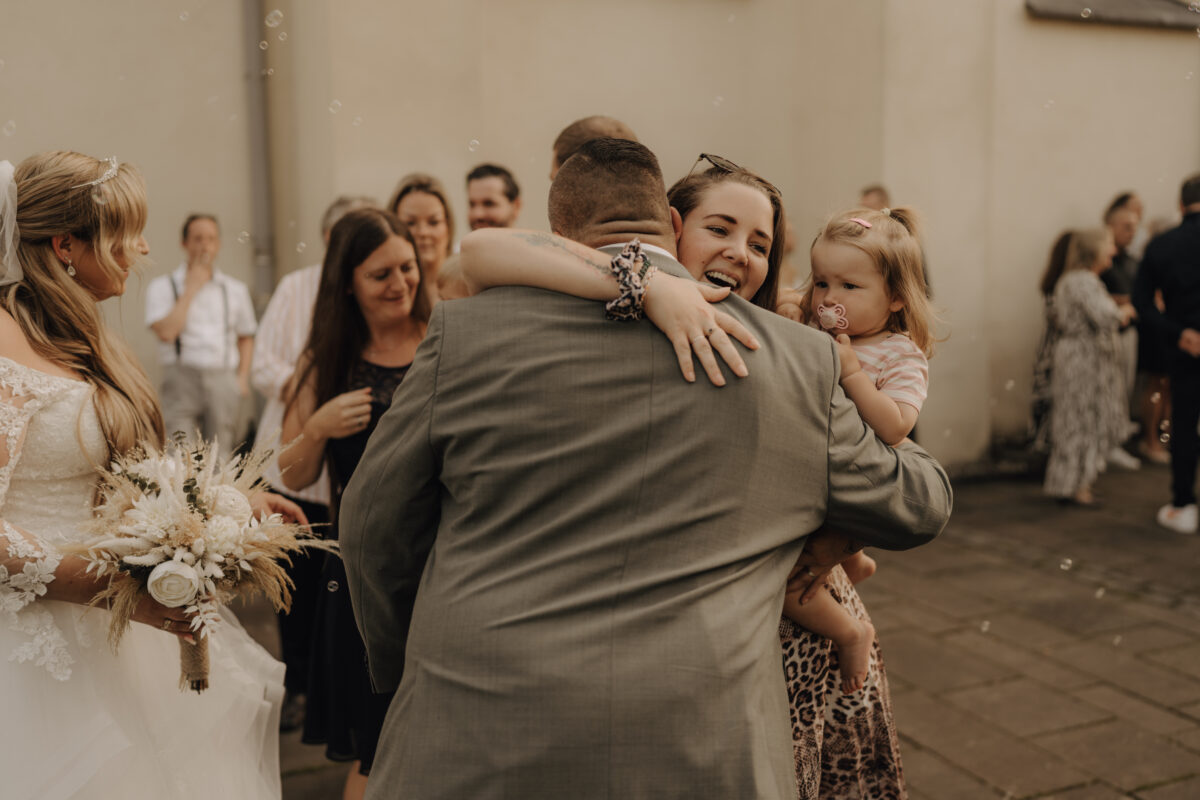 Almweiss + Silbersee Leverkusen und St. Nikolaus Köln: 1 traumhafte Hochzeit, 2 fantastische Locations
