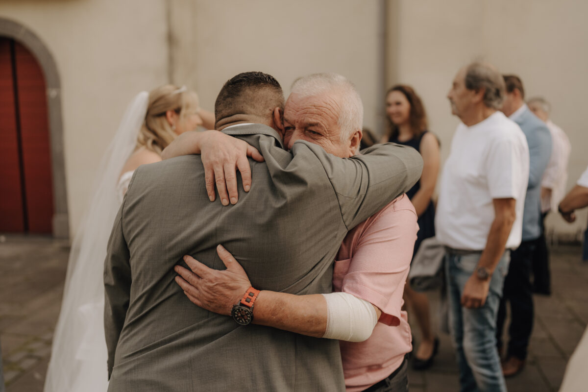 Almweiss + Silbersee Leverkusen und St. Nikolaus Köln: 1 traumhafte Hochzeit, 2 fantastische Locations