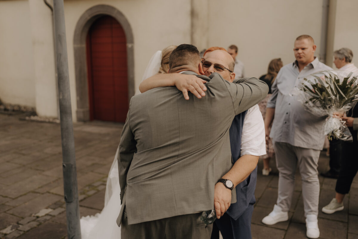 Almweiss + Silbersee Leverkusen und St. Nikolaus Köln: 1 traumhafte Hochzeit, 2 fantastische Locations