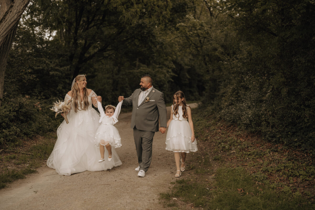 Brautpaar und Kinder kommen aus dem Wald, Engelchen flieg 3 Querformat warm