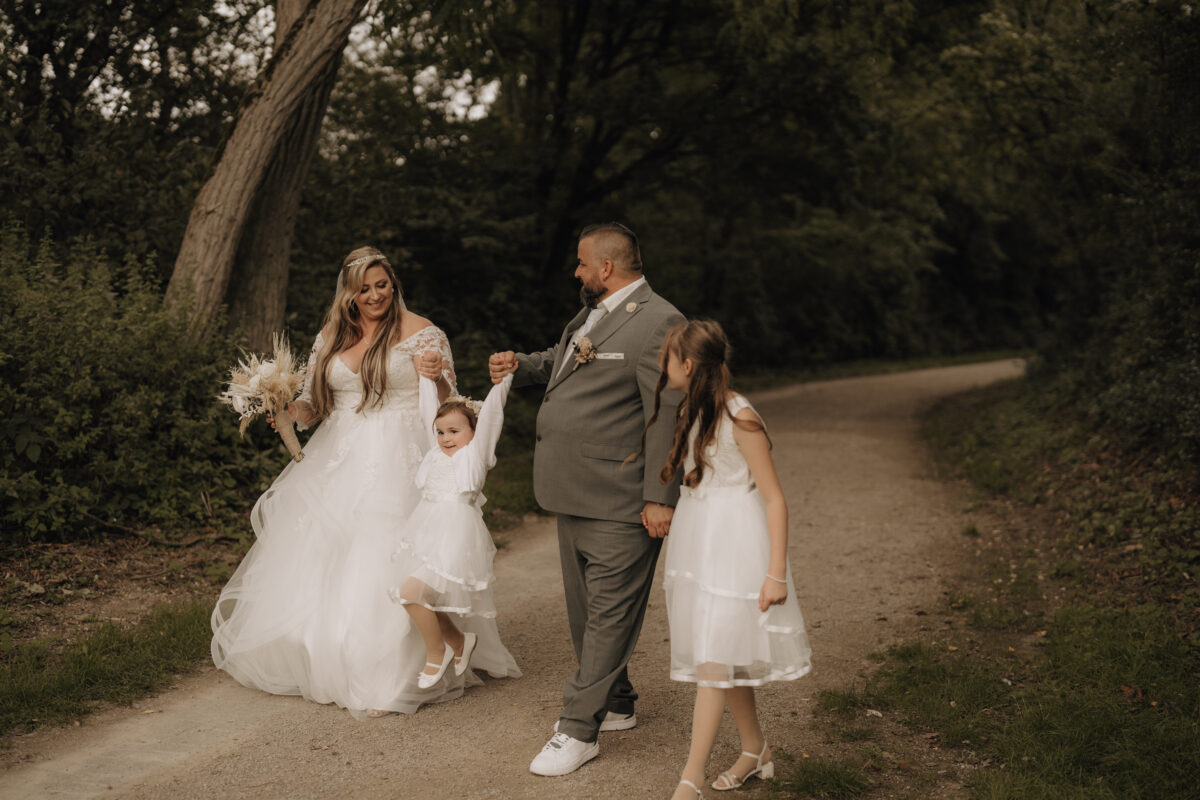 Brautpaar und Kinder kommen aus dem Wald, Engelchen flieg 2 Querformat warm