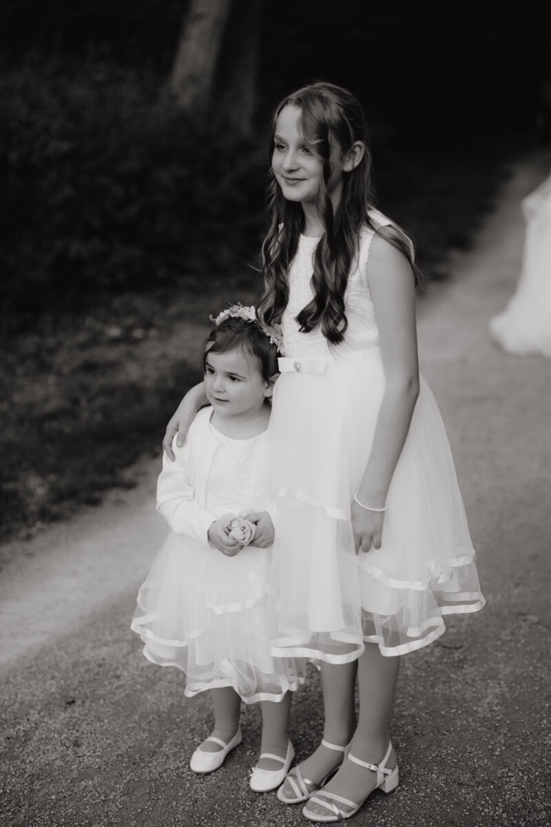 2 Mädchen schwarz weiß Hochformat