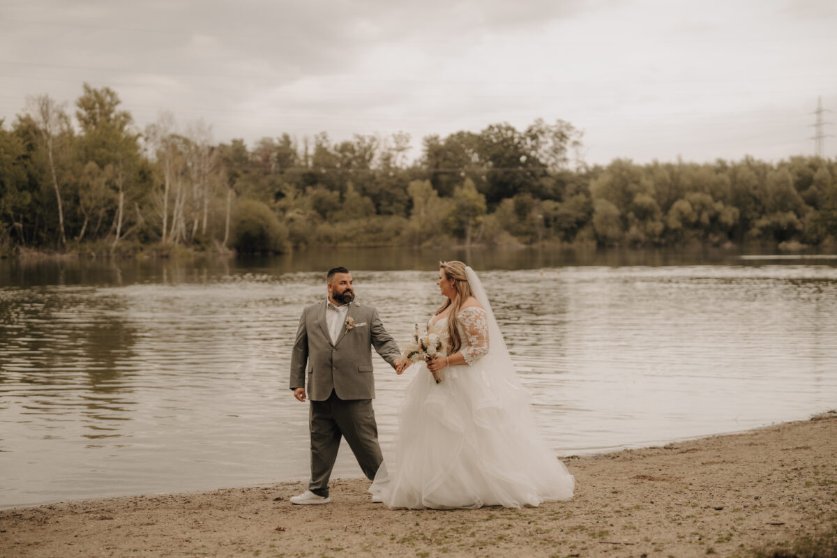 Foto Braut und Bräutigam gehen am Silbersee spazieren 4- warm Querformat