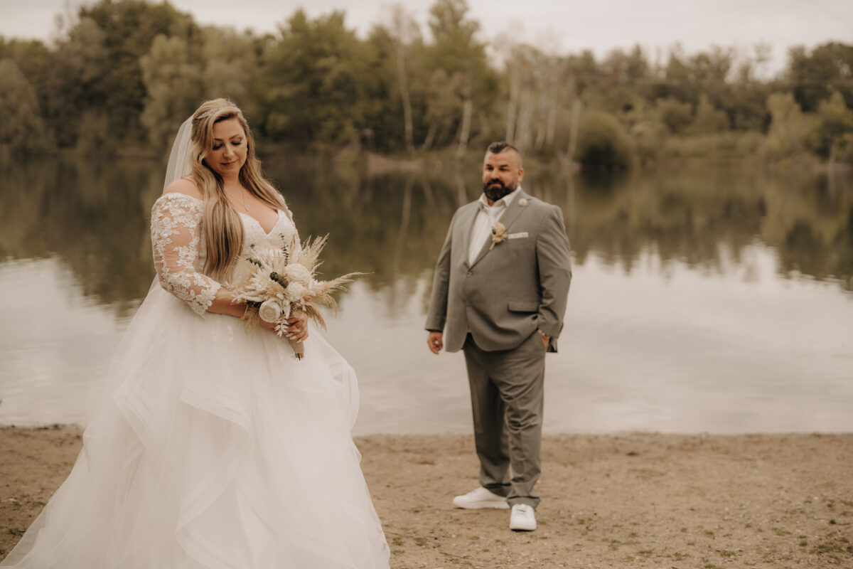 Foto Bräutigam im Hintergrund, Braut Im Vordergrund, Querformat warm