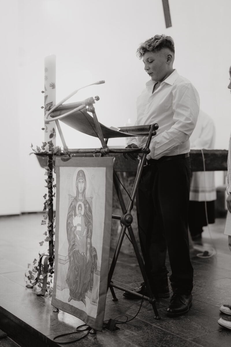 Ein Teenager steht am Pult und liest vor