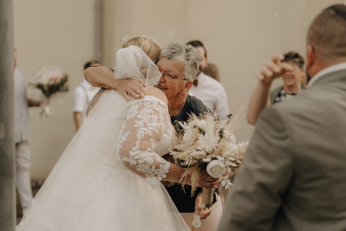 Almweiss + Silbersee Leverkusen und St. Nikolaus Köln: 1 traumhafte Hochzeit, 2 fantastische Locations