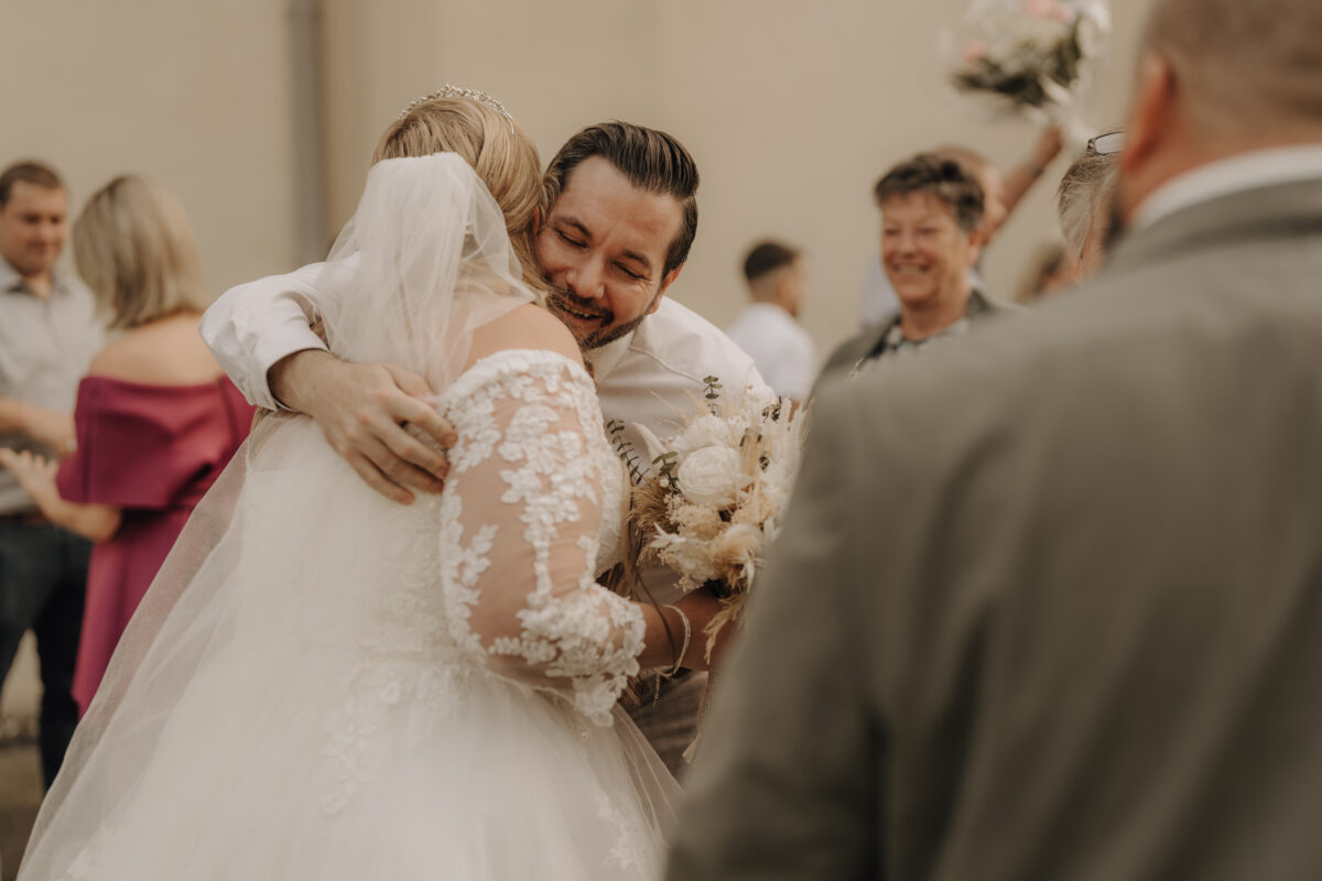 Almweiss + Silbersee Leverkusen und St. Nikolaus Köln: 1 traumhafte Hochzeit, 2 fantastische Locations