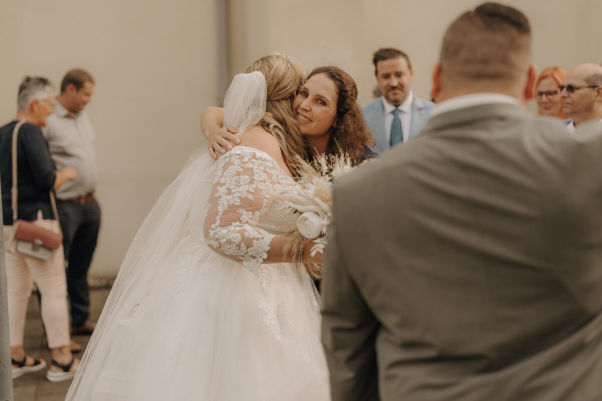 Almweiss + Silbersee Leverkusen und St. Nikolaus Köln: 1 traumhafte Hochzeit, 2 fantastische Locations