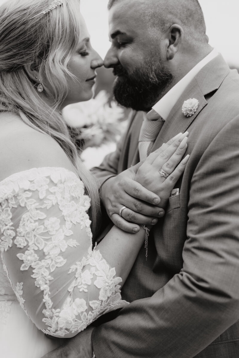 Foto Brautpaar schaut sich an 4 halbnah warm Hochformat