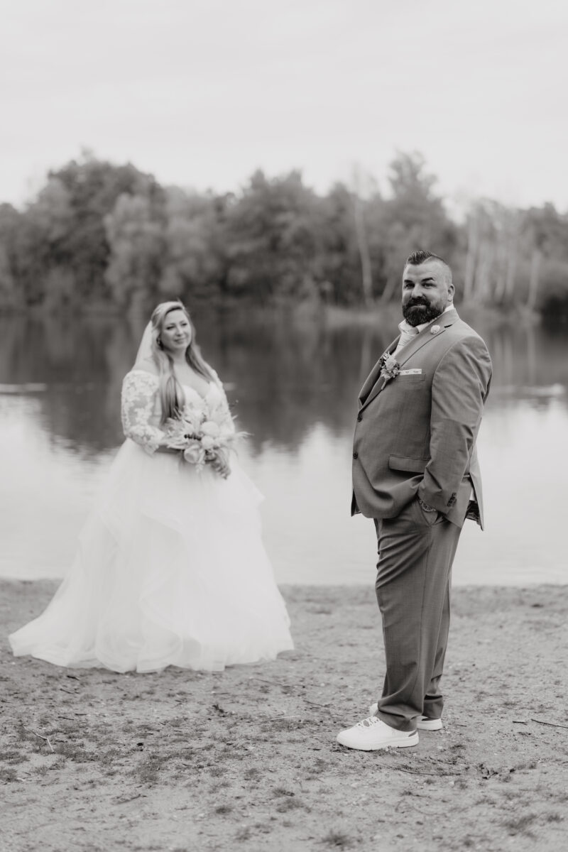 Foto Bräutigam imVordergrund klar und Braut Im Hintergrund, schwarz weiß