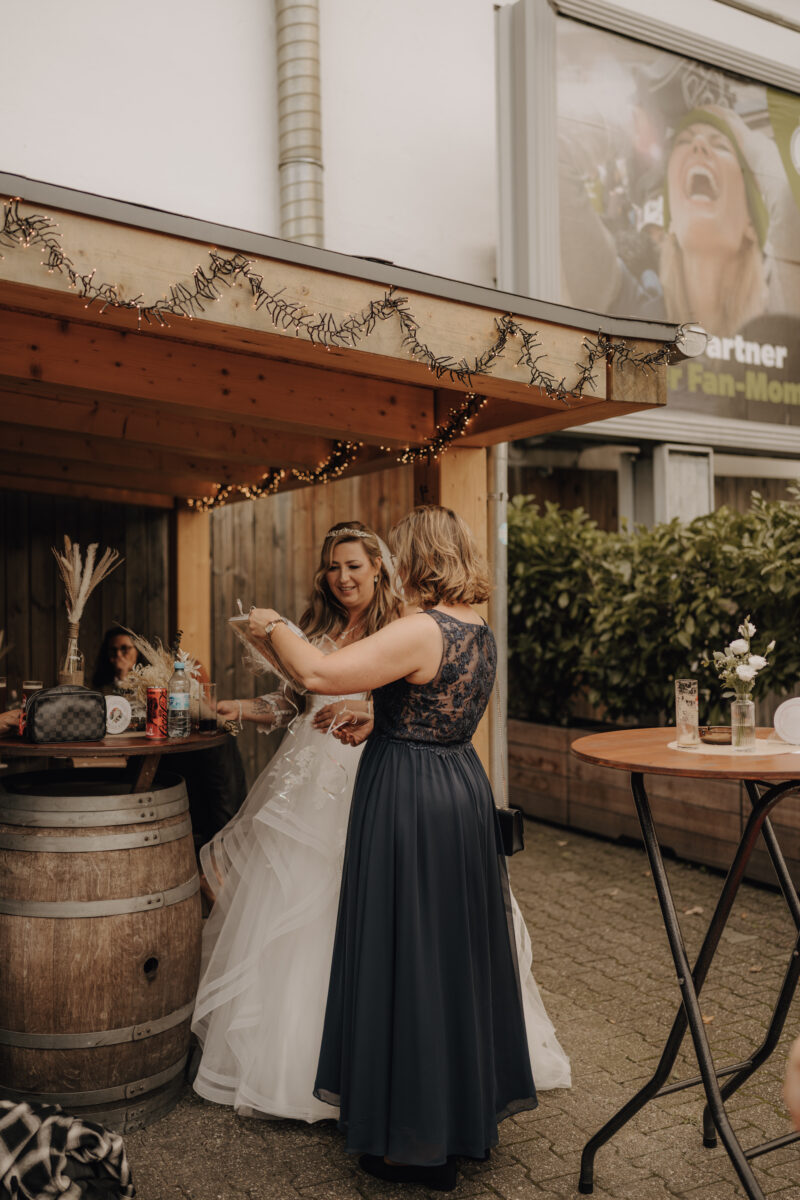 Almweiss + Silbersee Leverkusen und St. Nikolaus Köln: 1 traumhafte Hochzeit, 2 fantastische Locations