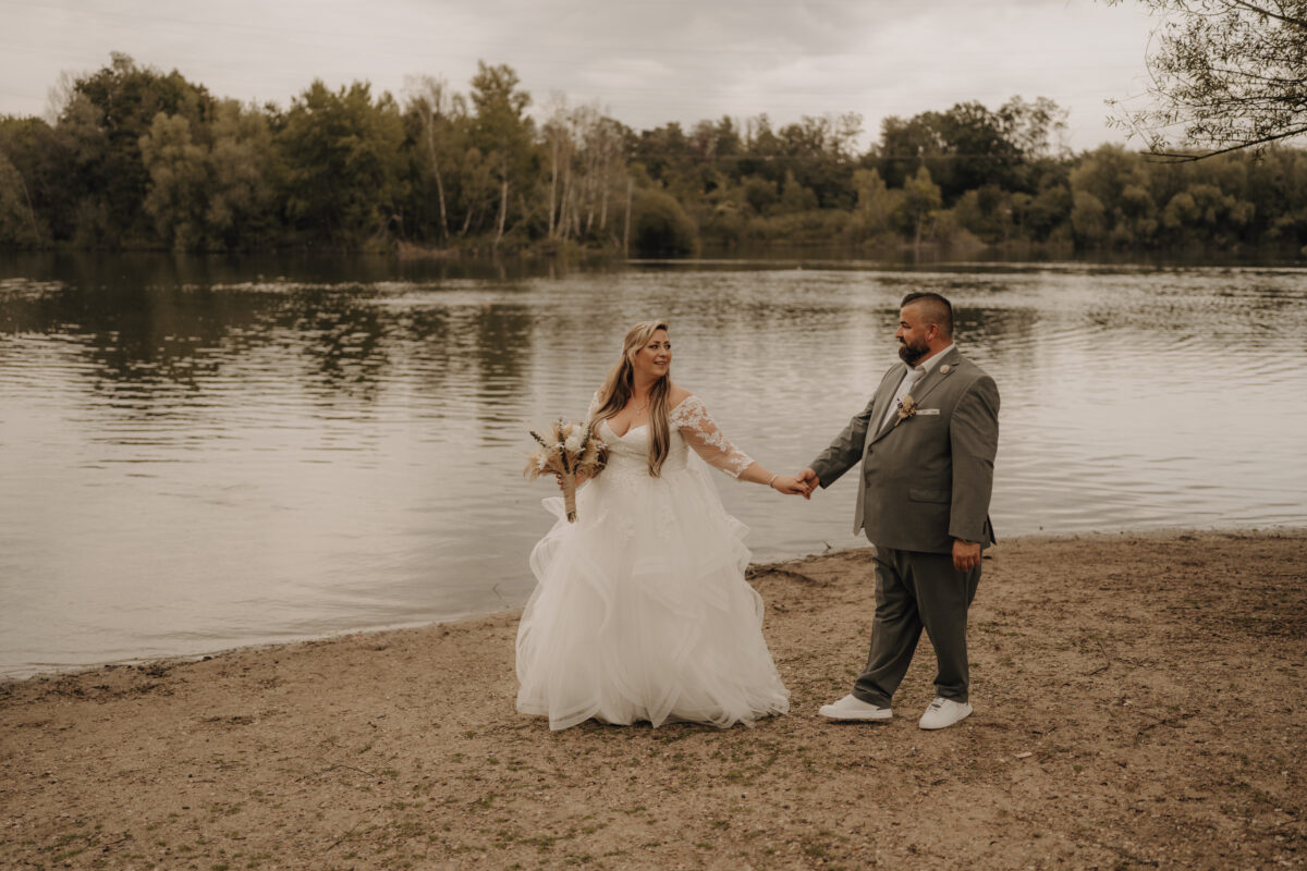 Foto Braut und Bräutigam gehen am Silbersee spazieren 2- warm Querformat