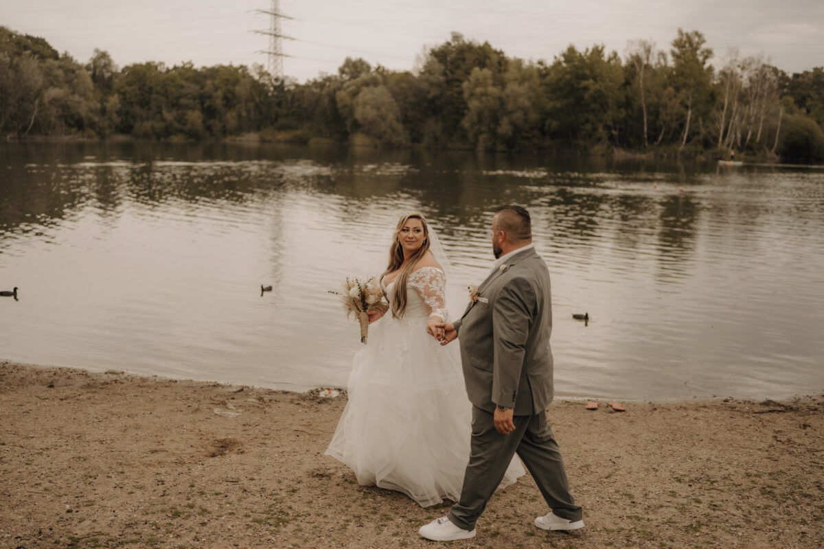 Braut und Bräutigam schauen sich an vor dem Silbersee