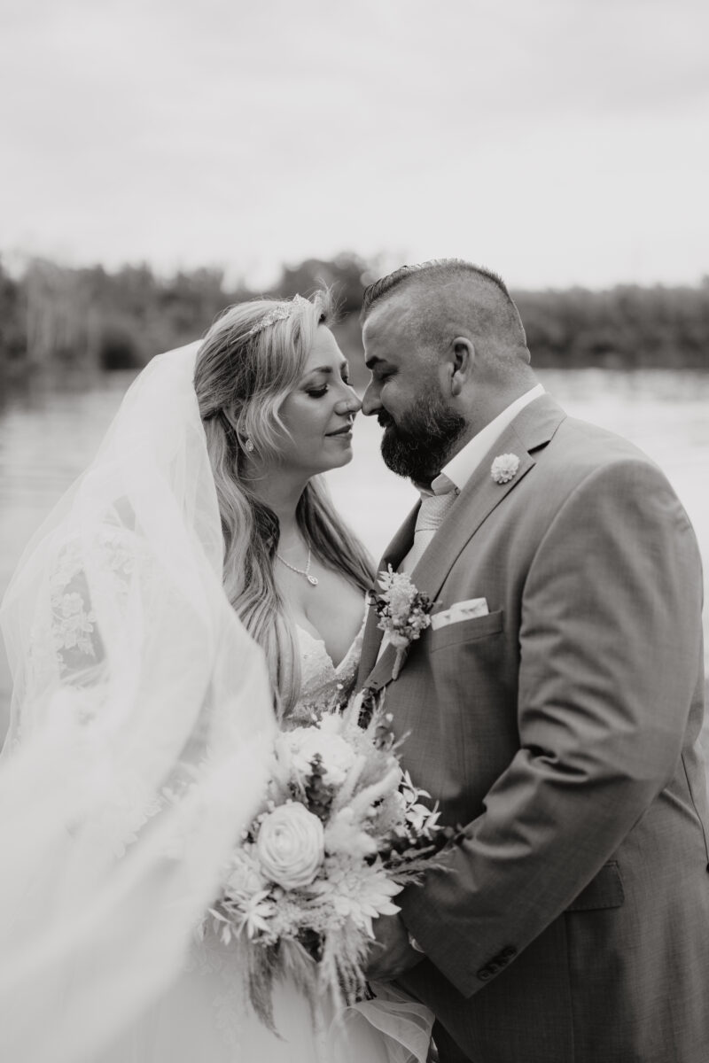 Foto Brautpaar schaut sich an halbnah schwarz-weiß Hochformat