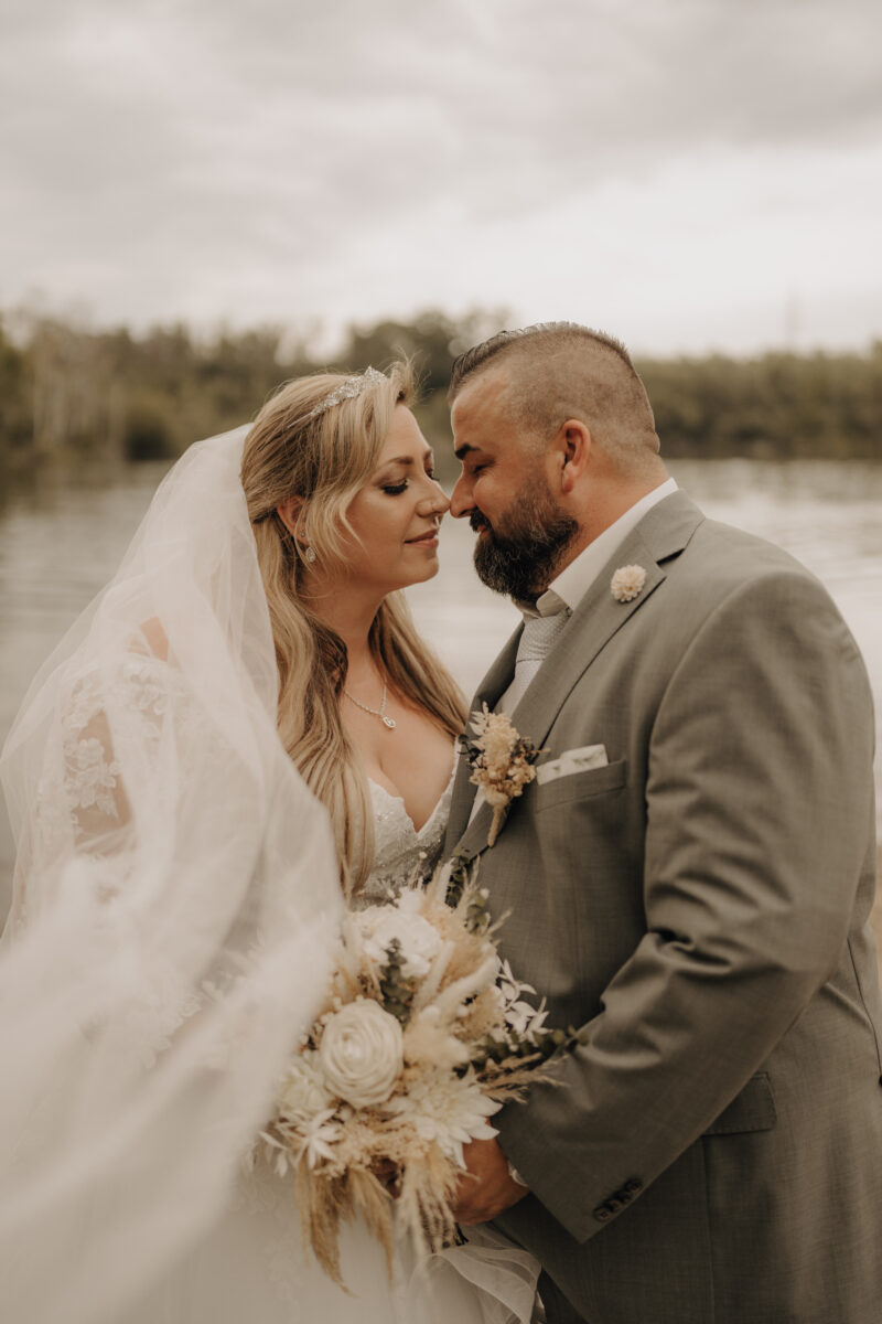 Foto Brautpaar schaut sich an halbnah warm Hochformat