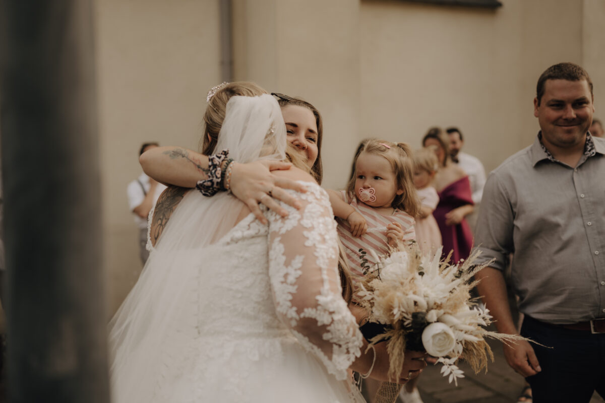 Almweiss + Silbersee Leverkusen und St. Nikolaus Köln: 1 traumhafte Hochzeit, 2 fantastische Locations