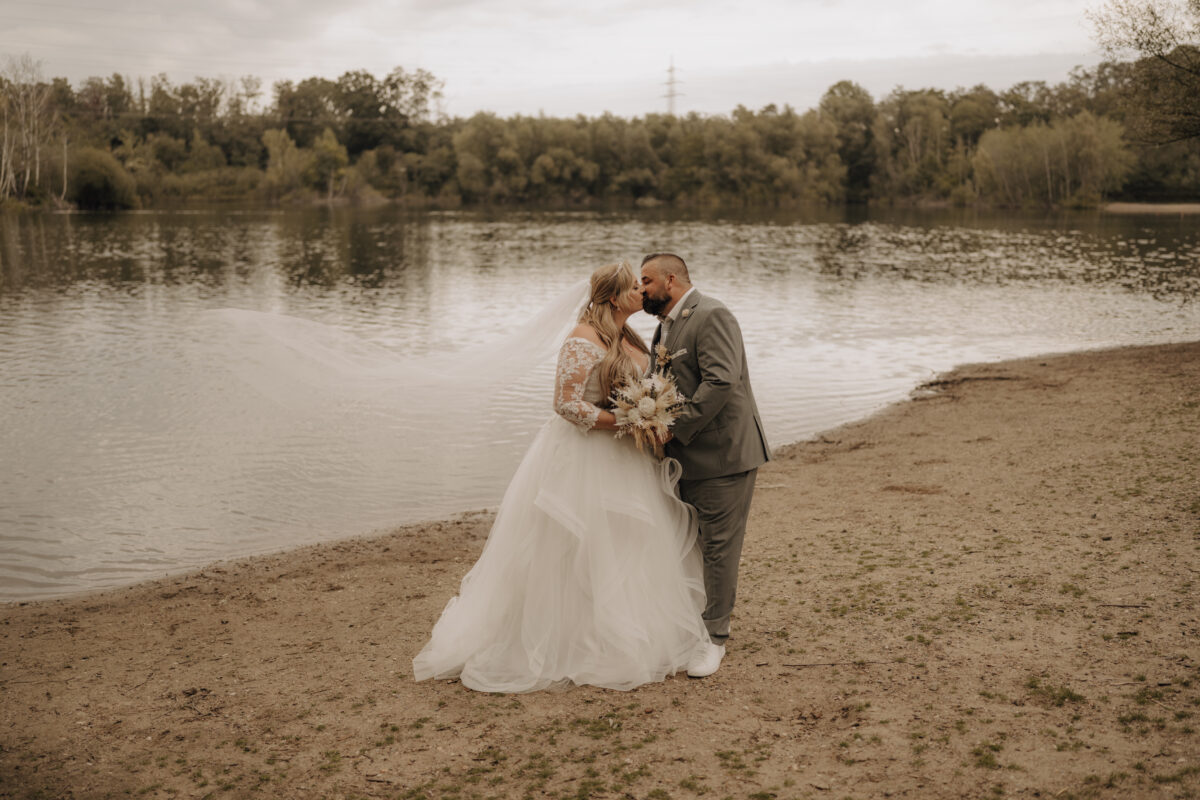 Brautpaar küsst sich vor dem Silbersee Leverkusen Querformat warm