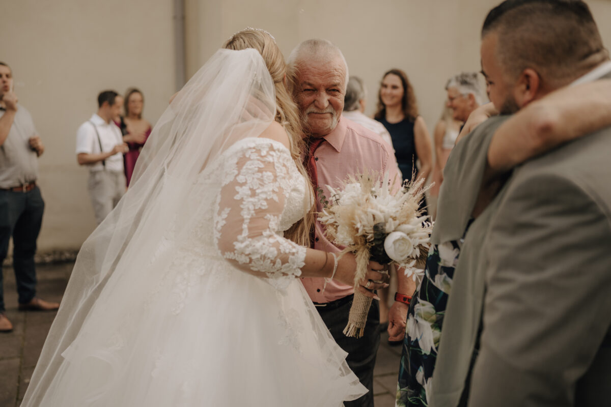 Almweiss + Silbersee Leverkusen und St. Nikolaus Köln: 1 traumhafte Hochzeit, 2 fantastische Locations