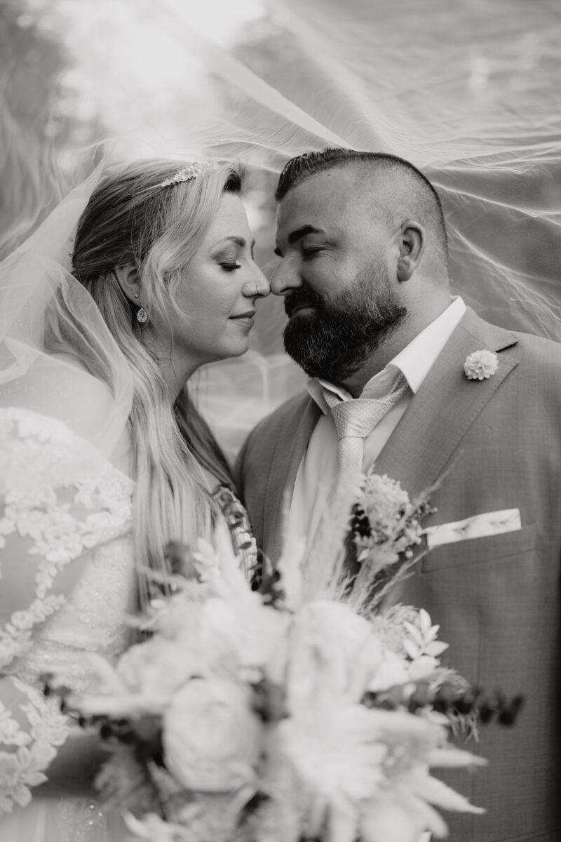 Foto Brautpaar schaut sich an halbnah schwarz.weiß Hochformat