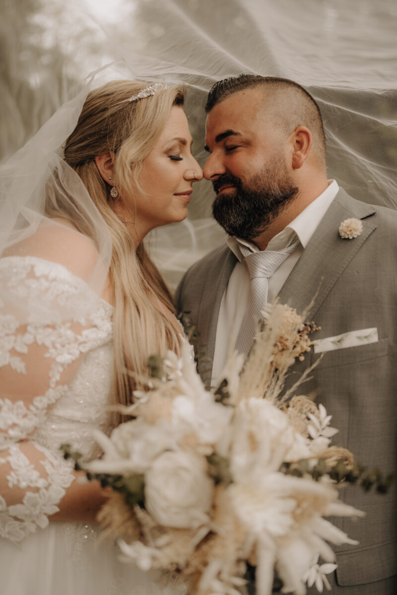 Foto Brautpaar schaut sich an 4 halbnah warm Hochformat