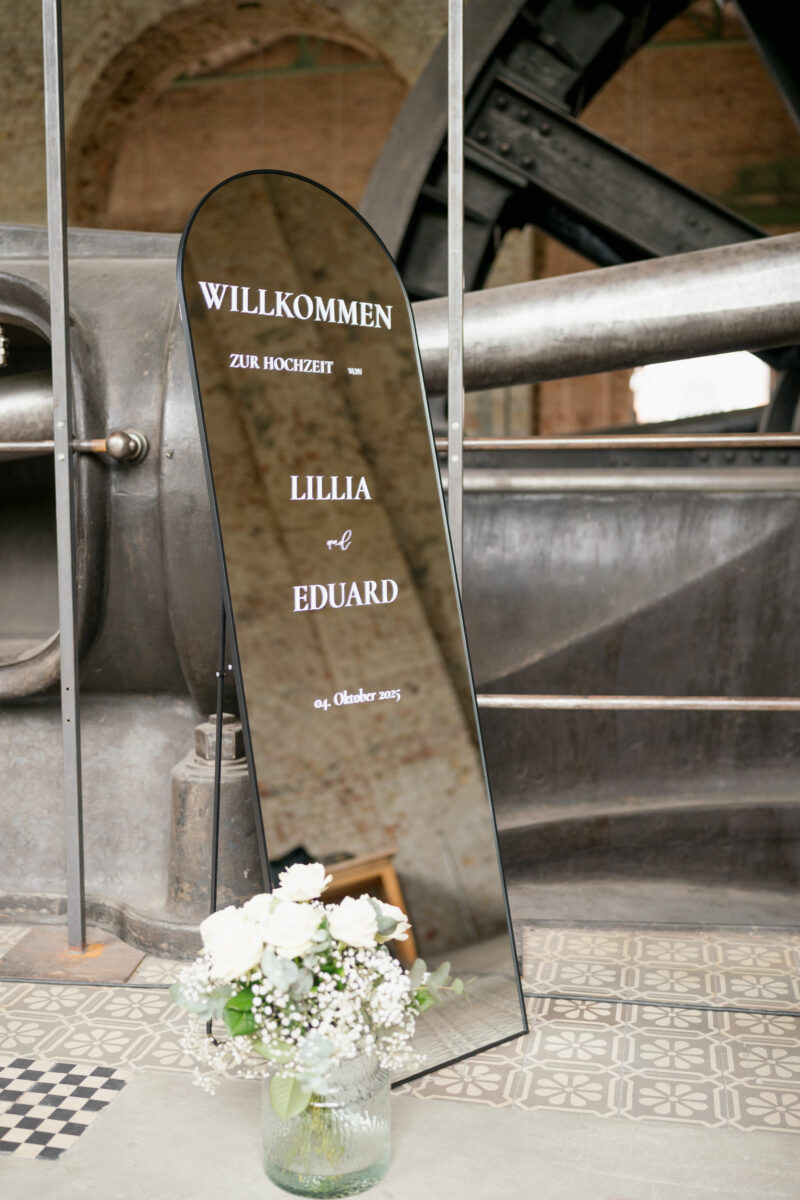 Hochzeit Werkstatt Zeche Waltrop | Lillia & Eduard Wedding Love Story Hochzeit Werkstatt Zeche Waltrop – Brautpaar Lillia & Eduard
Spiegel mit Willkommen Spruch drauf